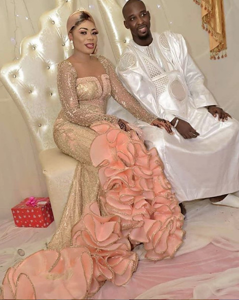 Cette mariée fait sensation sur la toile avec ses belles tenues