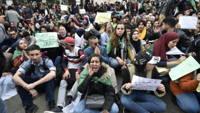 Algérie: Nouvelles manifestations étudiantes pour dire «non» à la présidentielle Algérie: Nouvelles manifestations étudiantes pour dire «non» à la présidentielle
