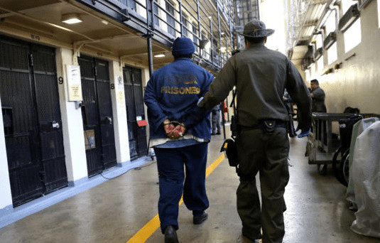 LE SÉNÉGALAIS BABA LY AVAIT USURPÉ L’IDENTITÉ D’UN AMÉRICAIN DÉCÉDÉ DEPUIS 31 ANS: IL a été condamné à 30 mois de prison ferme LE SÉNÉGALAIS BABA LY AVAIT USURPÉ L’IDENTITÉ D’UN AMÉRICAIN DÉCÉDÉ DEPUIS 31 ANS: IL a été condamné à 30 mois de prison ferme