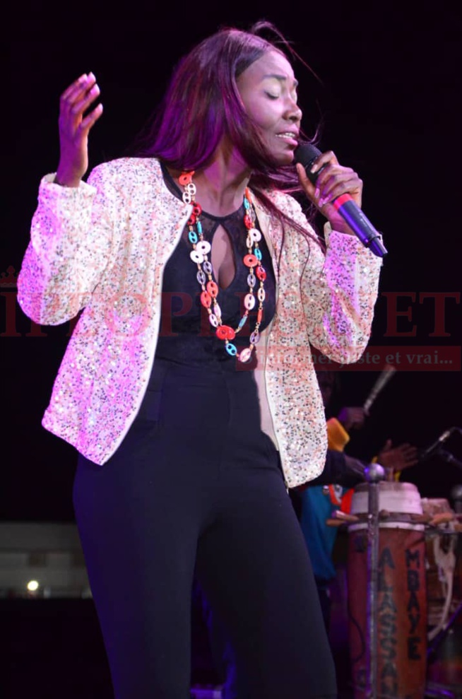 COUMBA GAWLO AU STADE CAROLINE FAYE DE MBOUR, LES FAN"S EN DÉLIRE. COUMBA GAWLO AU STADE CAROLINE FAYE DE MBOUR, LES FAN"S EN DÉLIRE.