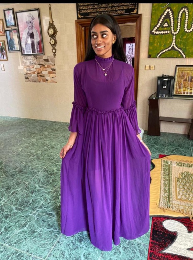 Aicha Ballago Seck s’affiche à nouveau dans une robe de princesse et illumine la toile