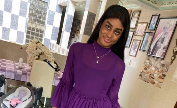 Aicha Ballago Seck s’affiche à nouveau dans une robe de princesse et illumine la toile