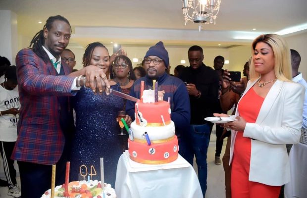 Surprise pour ses 40 ans : Carlou-D craque devant ses fans Surprise pour ses 40 ans : Carlou-D craque devant ses fans