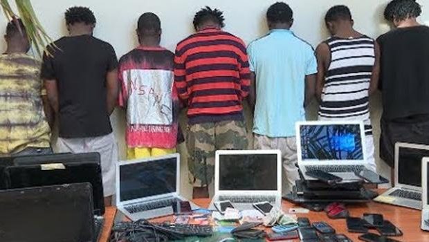 Piraterie informatique : 6 Nigérians et 1 kényane arrêtés à Zac Mbao Piraterie informatique : 6 Nigérians et 1 kényane arrêtés à Zac Mbao