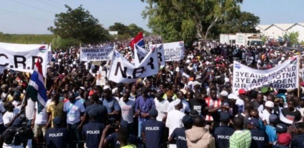 Des Gambiens dans la rue pour exiger le départ du président Adama Barro Des Gambiens dans la rue pour exiger le départ du président Adama Barro