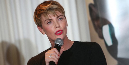 Le mannequin sud-africain, Charlize Théron, évoque cette nuit où sa mère a tué son père alcoolique Le mannequin sud-africain, Charlize Théron, évoque cette nuit où sa mère a tué son père alcoolique