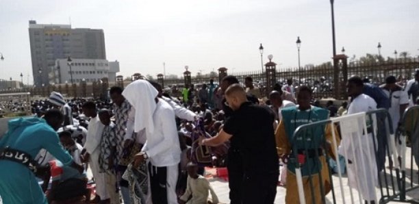 Maitre Gims prie avec ses lunettes à Massalikul Jinan Maitre Gims prie avec ses lunettes à Massalikul Jinan