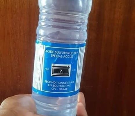 La bouteille d’acide identique aux bouteilles d’eaux minérales