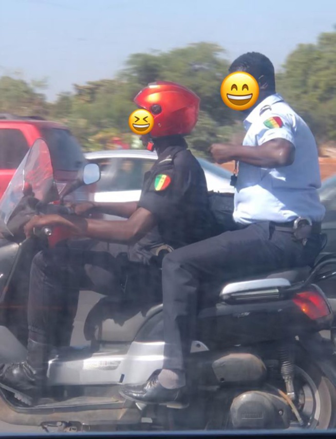 Photos: deux policiers roulent sans casques sur le péage, à bord d'un scooter Photos: deux policiers roulent sans casques sur le péage, à bord d'un scooter