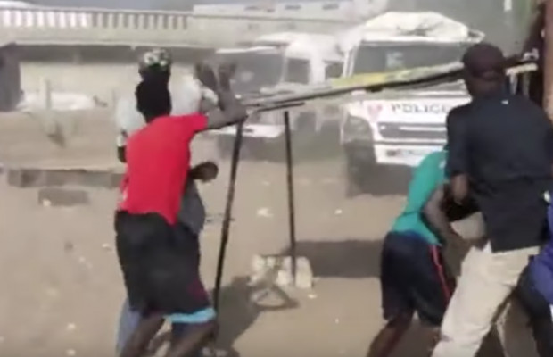 Images – DES BLESSÉS ET PRÈS DE 50 ARRESTATIONS DANS DES AFFRONTEMENTS ENTRE POLICIERS ET PÊCHEURS Images – DES BLESSÉS ET PRÈS DE 50 ARRESTATIONS DANS DES AFFRONTEMENTS ENTRE POLICIERS ET PÊCHEURS