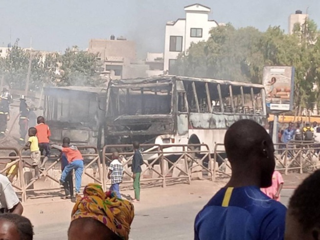 Urgent: Collège Yacinthe Thiandoum, deux bus prennent feu