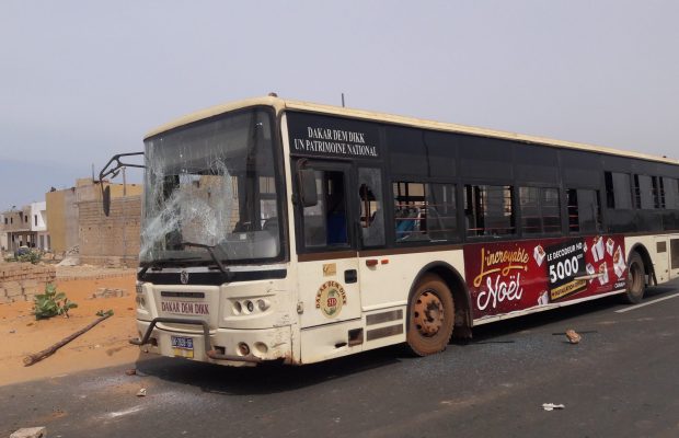 Tivaouane Peul: Un bus Dakar Dem Diik caillassé Tivaouane Peul: Un bus Dakar Dem Diik caillassé