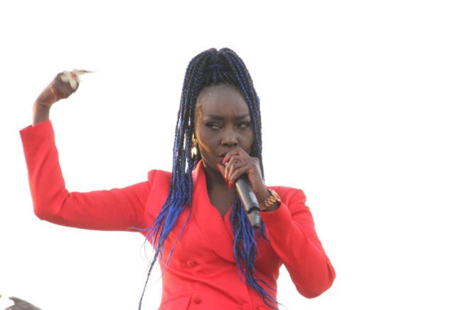 PLACE DU SOUVENIR: La Diva Coumba Gawlo fête Noël avec les enfants PLACE DU SOUVENIR: La Diva Coumba Gawlo fête Noël avec les enfants