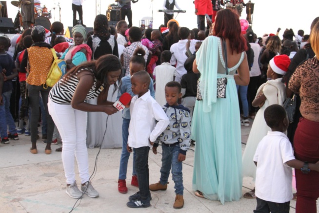 PLACE DU SOUVENIR: La Diva Coumba Gawlo fête Noël avec les enfants