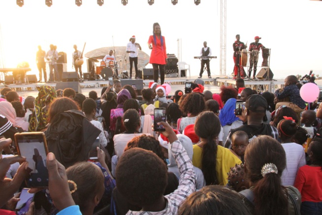 PLACE DU SOUVENIR: La Diva Coumba Gawlo fête Noël avec les enfants PLACE DU SOUVENIR: La Diva Coumba Gawlo fête Noël avec les enfants