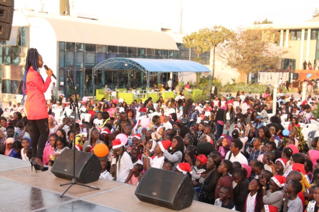 PLACE DU SOUVENIR: La Diva Coumba Gawlo fête Noël avec les enfants PLACE DU SOUVENIR: La Diva Coumba Gawlo fête Noël avec les enfants