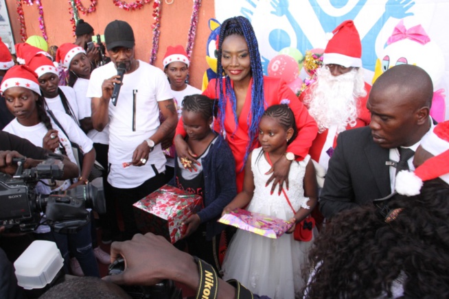 PLACE DU SOUVENIR: La Diva Coumba Gawlo fête Noël avec les enfants