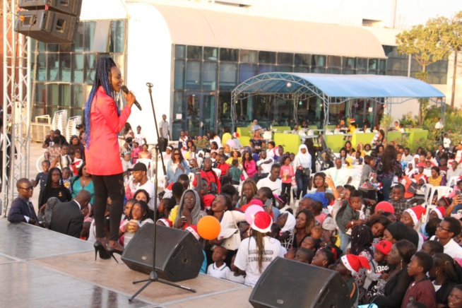 PLACE DU SOUVENIR: La Diva Coumba Gawlo fête Noël avec les enfants