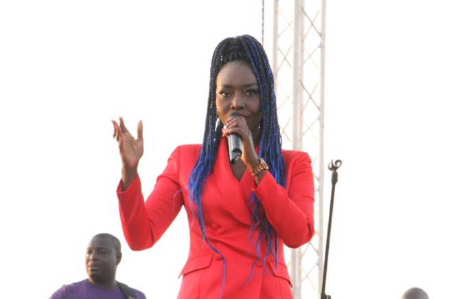 PLACE DU SOUVENIR: La Diva Coumba Gawlo fête Noël avec les enfants PLACE DU SOUVENIR: La Diva Coumba Gawlo fête Noël avec les enfants