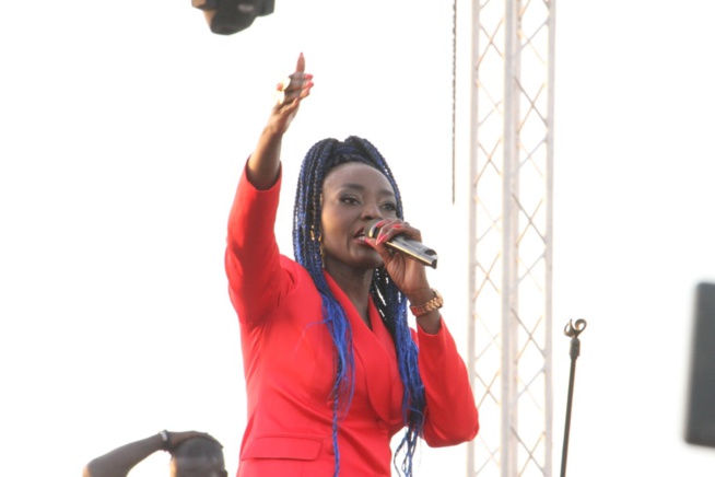 PLACE DU SOUVENIR: La Diva Coumba Gawlo fête Noël avec les enfants PLACE DU SOUVENIR: La Diva Coumba Gawlo fête Noël avec les enfants