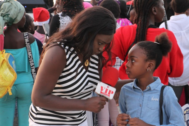 PLACE DU SOUVENIR: La Diva Coumba Gawlo fête Noël avec les enfants