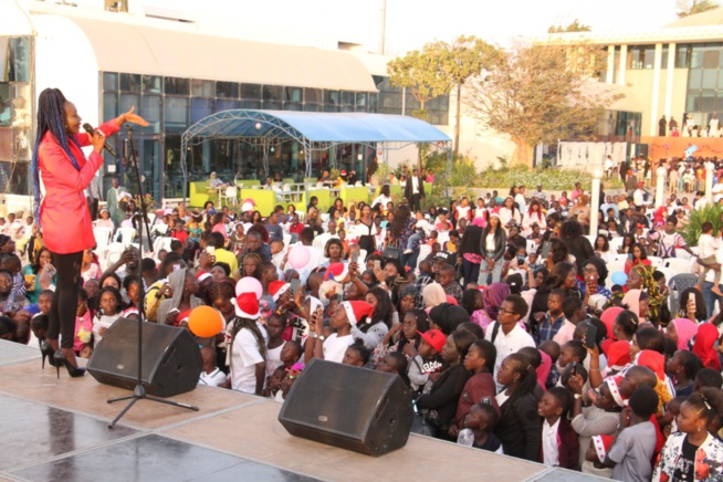 PLACE DU SOUVENIR: La Diva Coumba Gawlo fête Noël avec les enfants PLACE DU SOUVENIR: La Diva Coumba Gawlo fête Noël avec les enfants