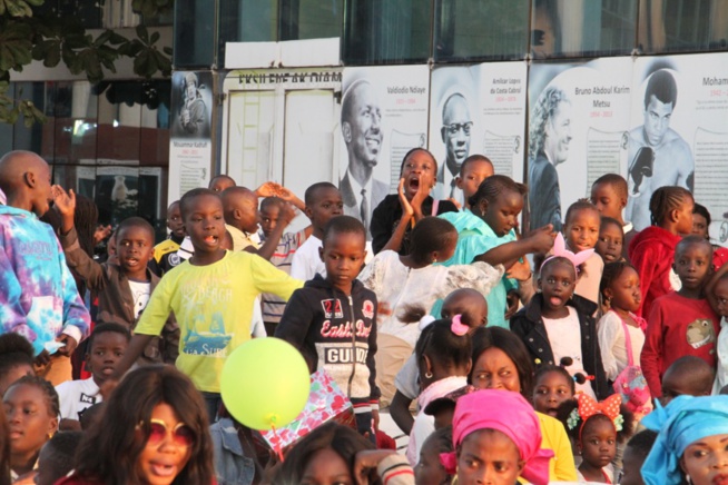 PLACE DU SOUVENIR: La Diva Coumba Gawlo fête Noël avec les enfants