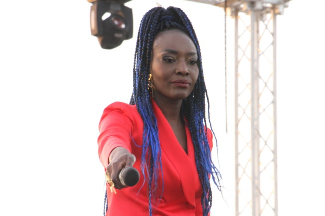 PLACE DU SOUVENIR: La Diva Coumba Gawlo fête Noël avec les enfants PLACE DU SOUVENIR: La Diva Coumba Gawlo fête Noël avec les enfants