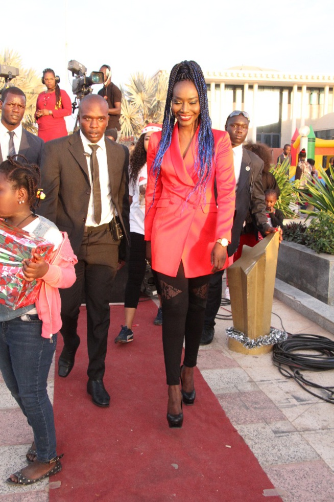 PLACE DU SOUVENIR: La Diva Coumba Gawlo fête Noël avec les enfants PLACE DU SOUVENIR: La Diva Coumba Gawlo fête Noël avec les enfants