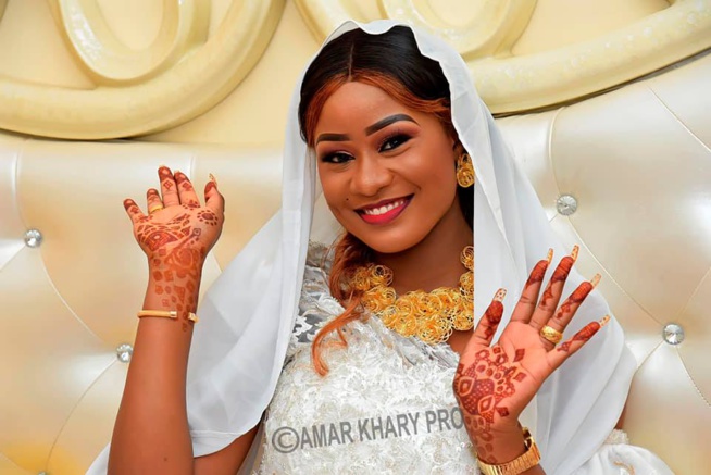 Cette mariée illumine la toile avec sa belle robe Cette mariée illumine la toile avec sa belle robe