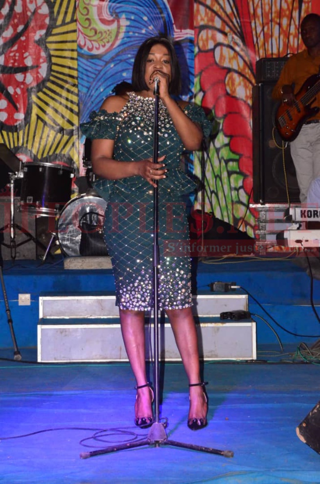 NOEL: La lionne de la musique TITI ,éblouit son public au Saraba dans sa sublime robe. NOEL: La lionne de la musique TITI ,éblouit son public au Saraba dans sa sublime robe.