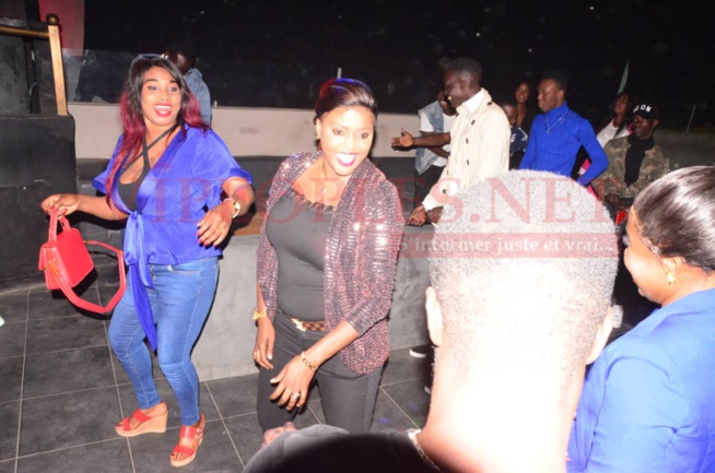 NOEL: La lionne de la musique TITI ,éblouit son public au Saraba dans sa sublime robe. NOEL: La lionne de la musique TITI ,éblouit son public au Saraba dans sa sublime robe.