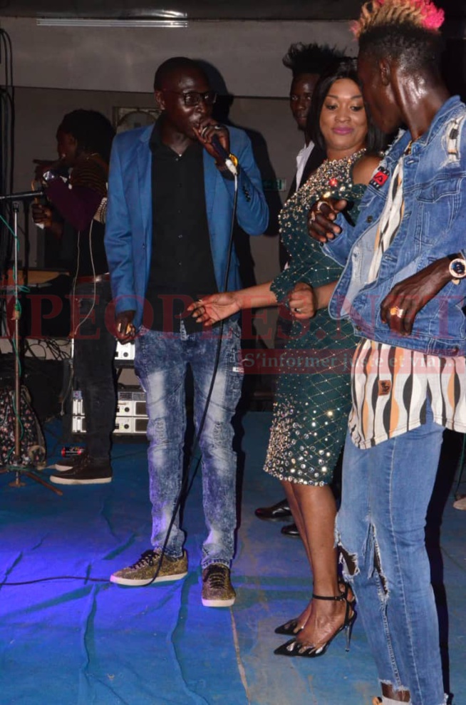 NOEL: La lionne de la musique TITI ,éblouit son public au Saraba dans sa sublime robe. NOEL: La lionne de la musique TITI ,éblouit son public au Saraba dans sa sublime robe.