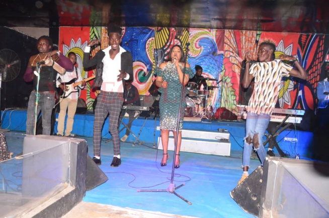 NOEL: La lionne de la musique TITI ,éblouit son public au Saraba dans sa sublime robe. NOEL: La lionne de la musique TITI ,éblouit son public au Saraba dans sa sublime robe.