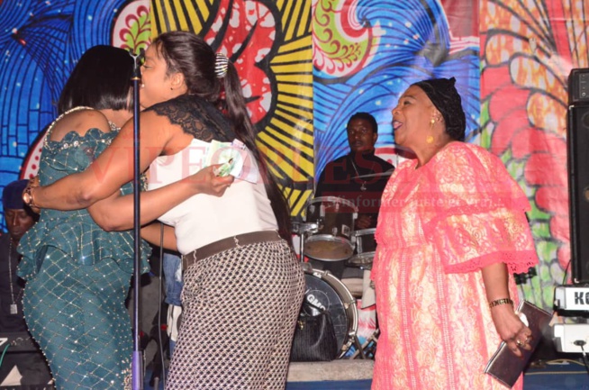 NOEL: La lionne de la musique TITI ,éblouit son public au Saraba dans sa sublime robe. NOEL: La lionne de la musique TITI ,éblouit son public au Saraba dans sa sublime robe.