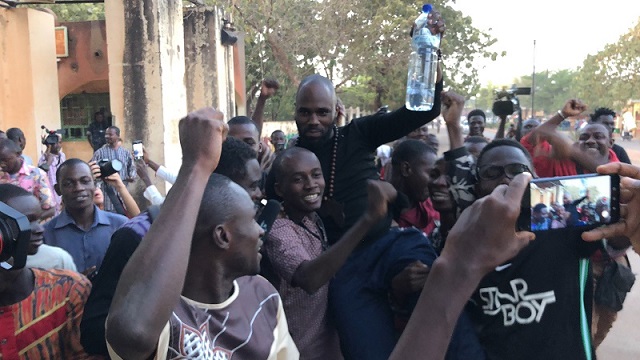 Burkina: Libéré, Kémi Séba crache du feu sur Macron et ses «serviteurs Africains »