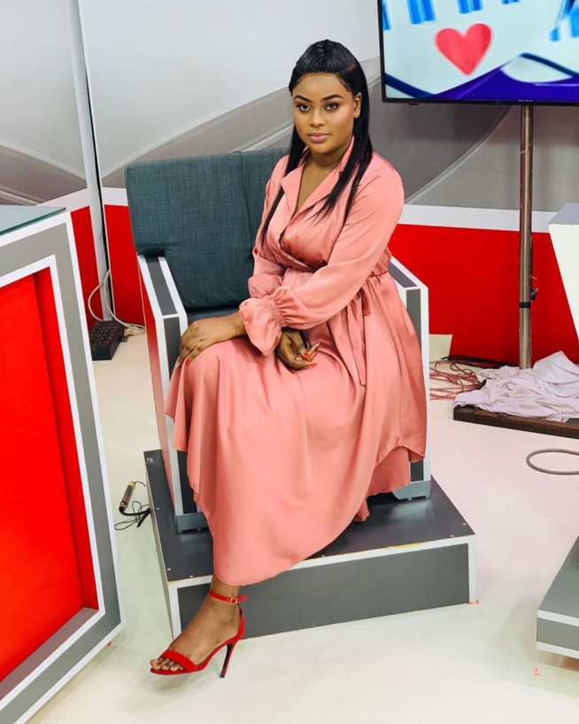 Mignonne actrice, devenue animatrice, rayonnante et très chic, dévoile son secret. Mignonne actrice, devenue animatrice, rayonnante et très chic, dévoile son secret.