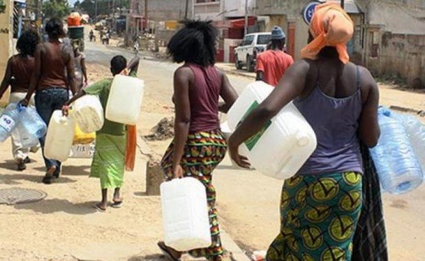 Ngnith : Les populations protestent contre le manque d’eau, une ancienne candidate à la Présidentielle fustige. Ngnith : Les populations protestent contre le manque d’eau, une ancienne candidate à la Présidentielle fustige.