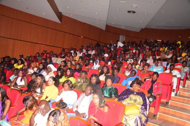 10 ANS DE SPECTACLES: Du jamais vu – Revivez l’entrée spectaculaire d’Adiouza au grand théâtre 10 ANS DE SPECTACLES: Du jamais vu – Revivez l’entrée spectaculaire d’Adiouza au grand théâtre