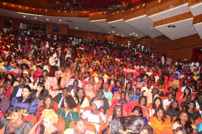 10 ANS DE SPECTACLES: Du jamais vu – Revivez l’entrée spectaculaire d’Adiouza au grand théâtre 10 ANS DE SPECTACLES: Du jamais vu – Revivez l’entrée spectaculaire d’Adiouza au grand théâtre