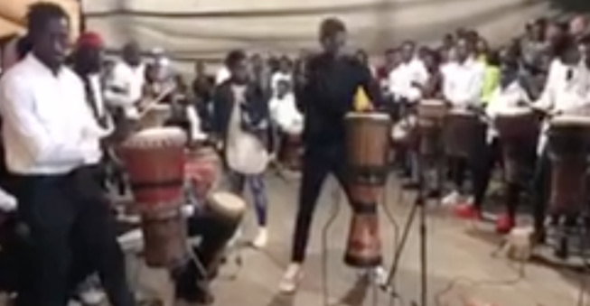 VIDÉO: Sabar chez Sing Sing, regardez comment sont habillées les fillles. VIDÉO: Sabar chez Sing Sing, regardez comment sont habillées les fillles.