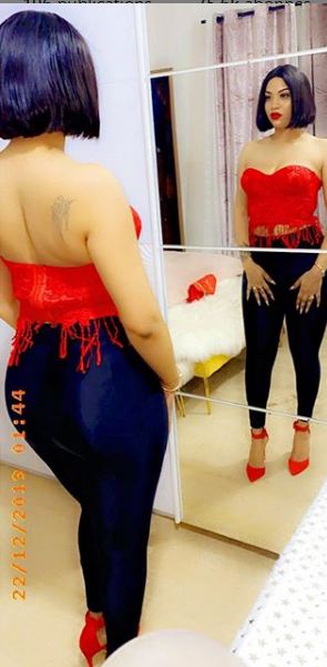 Extravagante , Lena Gueye n’a pas hésité à tomber le haut