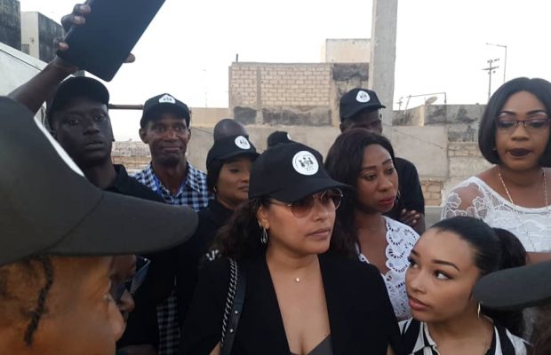 Aïda Coulibaly, l’épouse de You et V2S de la journaliste Yakham Thiam de RTS au chevet des orphelins