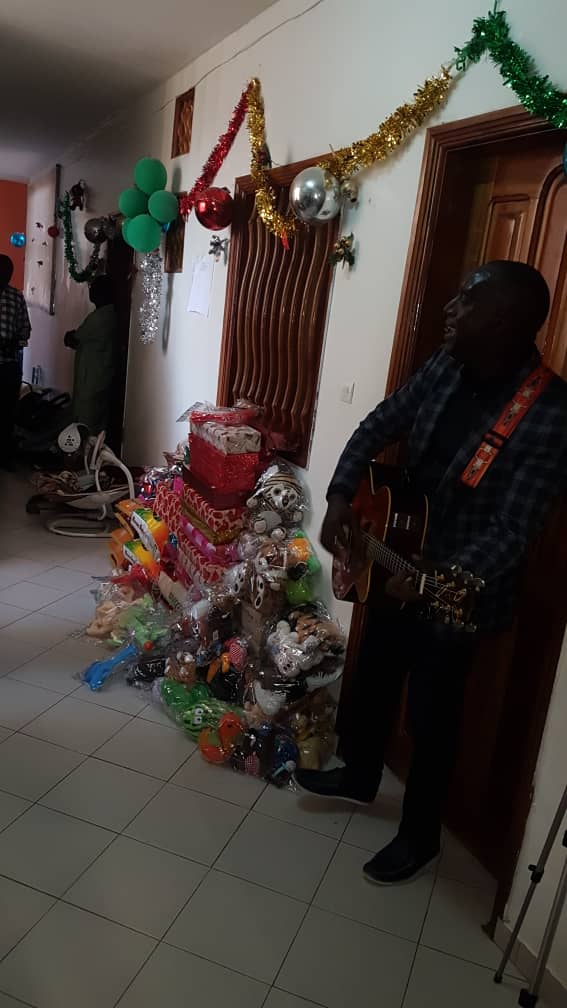 Aïda Coulibaly, l’épouse de You et V2S de la journaliste Yakham Thiam de RTS au chevet des orphelins