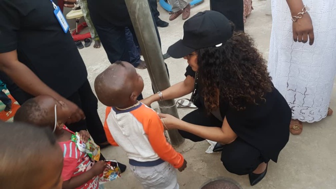 Aïda Coulibaly, l’épouse de You et V2S de la journaliste Yakham Thiam de RTS au chevet des orphelins