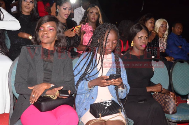 Waly Seck esplanade du grand théâtre, admirez les "Sangne Sé" du public à vous couper le souffle. Waly Seck esplanade du grand théâtre, admirez les "Sangne Sé" du public à vous couper le souffle.