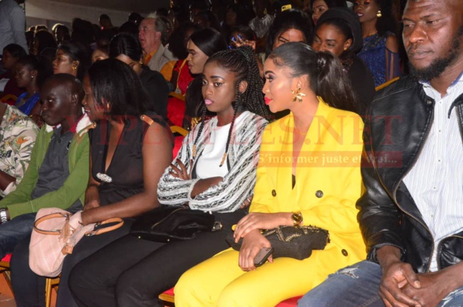 Waly Seck esplanade du grand théâtre, admirez les "Sangne Sé" du public à vous couper le souffle. Waly Seck esplanade du grand théâtre, admirez les "Sangne Sé" du public à vous couper le souffle.