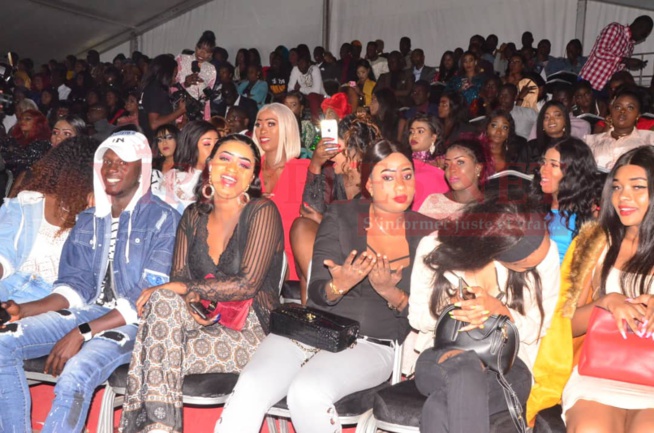 Waly Seck esplanade du grand théâtre, admirez les "Sangne Sé" du public à vous couper le souffle. Waly Seck esplanade du grand théâtre, admirez les "Sangne Sé" du public à vous couper le souffle.