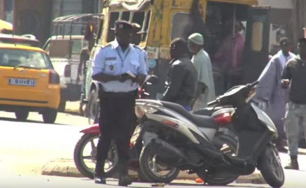 Pont de Hann : La police « démarre la chasse » aux chauffeurs avec l’ancien permis de conduire… Pont de Hann : La police « démarre la chasse » aux chauffeurs avec l’ancien permis de conduire…