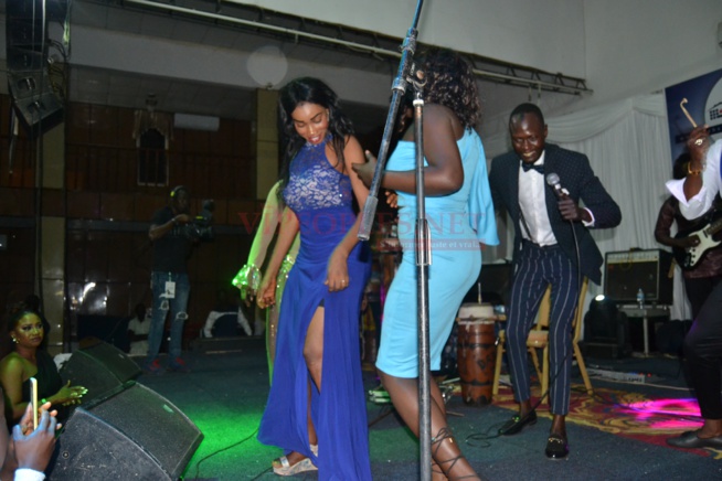 VIDÉO: Hot leumbeul des Gambiennes devant une Viviane classe et sexy dans sa robe. VIDÉO: Hot leumbeul des Gambiennes devant une Viviane classe et sexy dans sa robe.